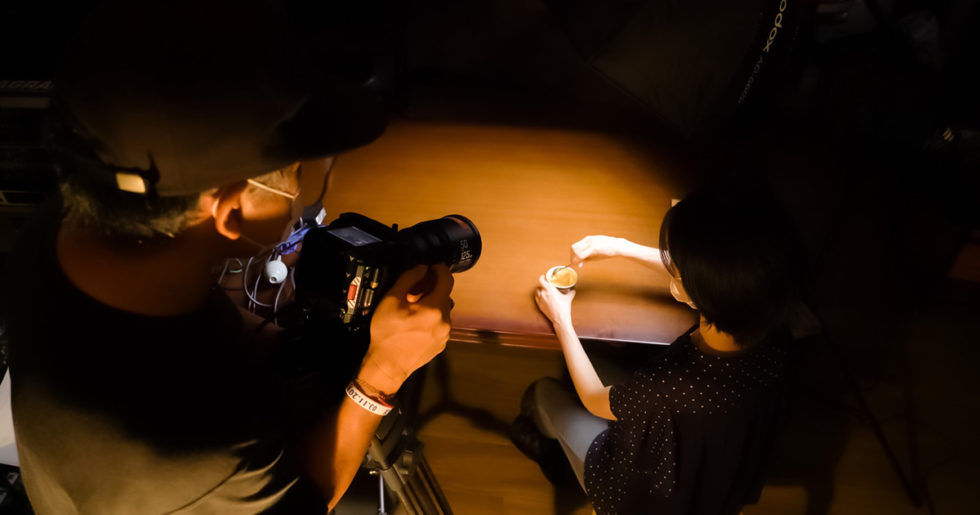 ジェラートをスプーンで上げる様子の撮影シーン