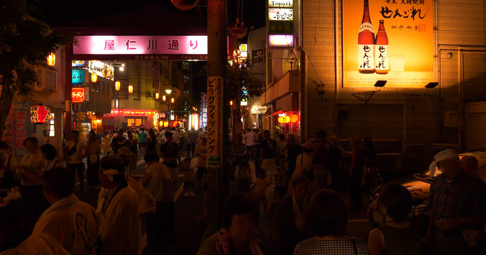 屋仁川通りの人の賑わい